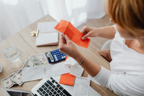 ¿Cómo hacer una factura y cómo calcular la retención de impuestos?